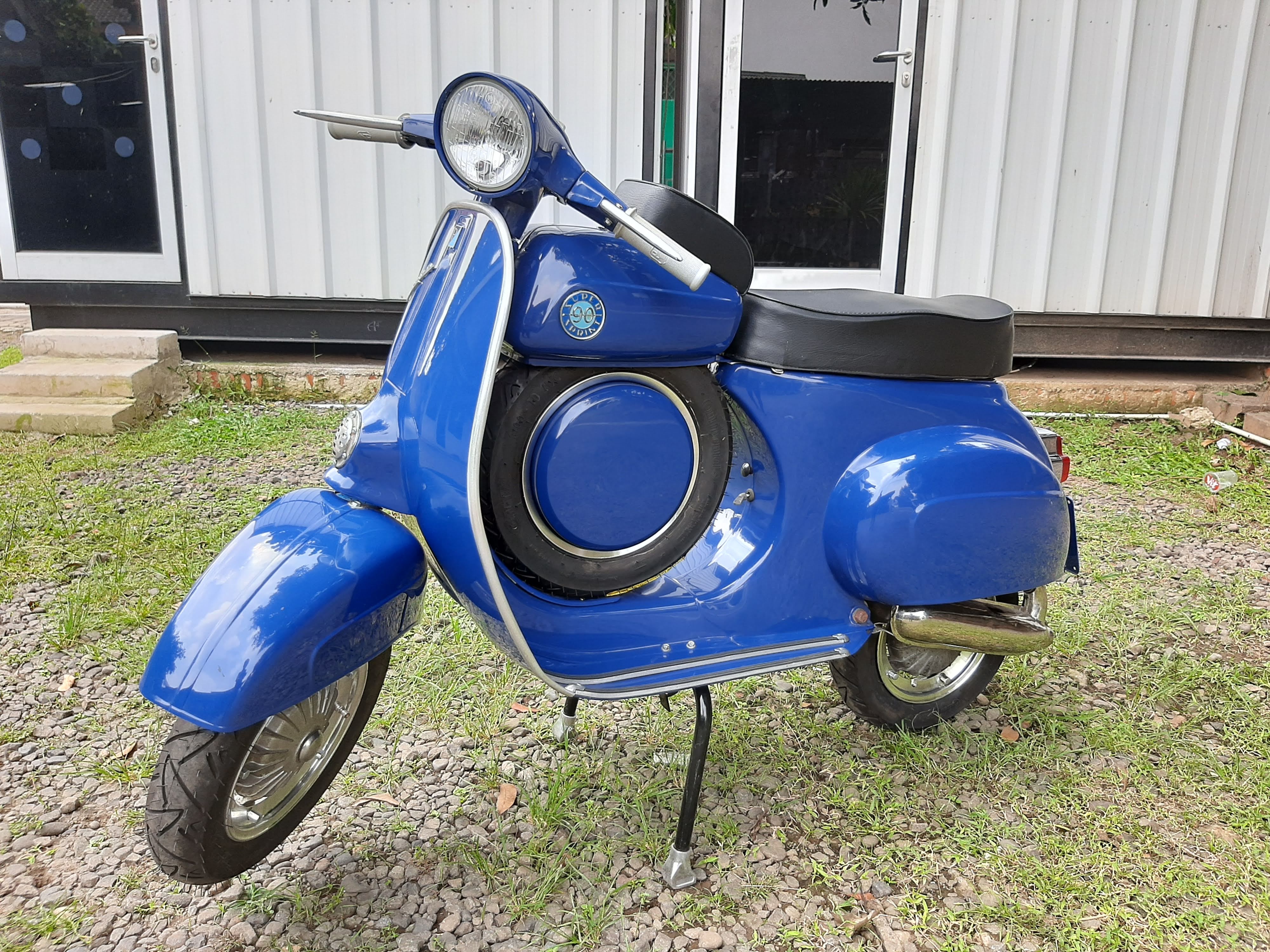Vespa 90SS Blue front view